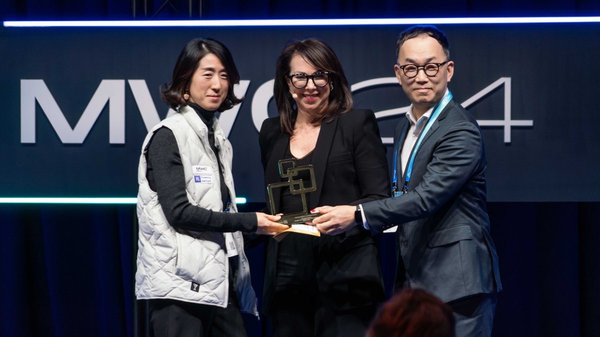 Jong-hwan Eom, head of ESG innovation at SK Telecom (right), and Soo-won Cho, CEO of ToArt (left), receiving the 'Sullivan Finder' award at the MWC 2024 Glomo Awards.  Provided by SK Telecom