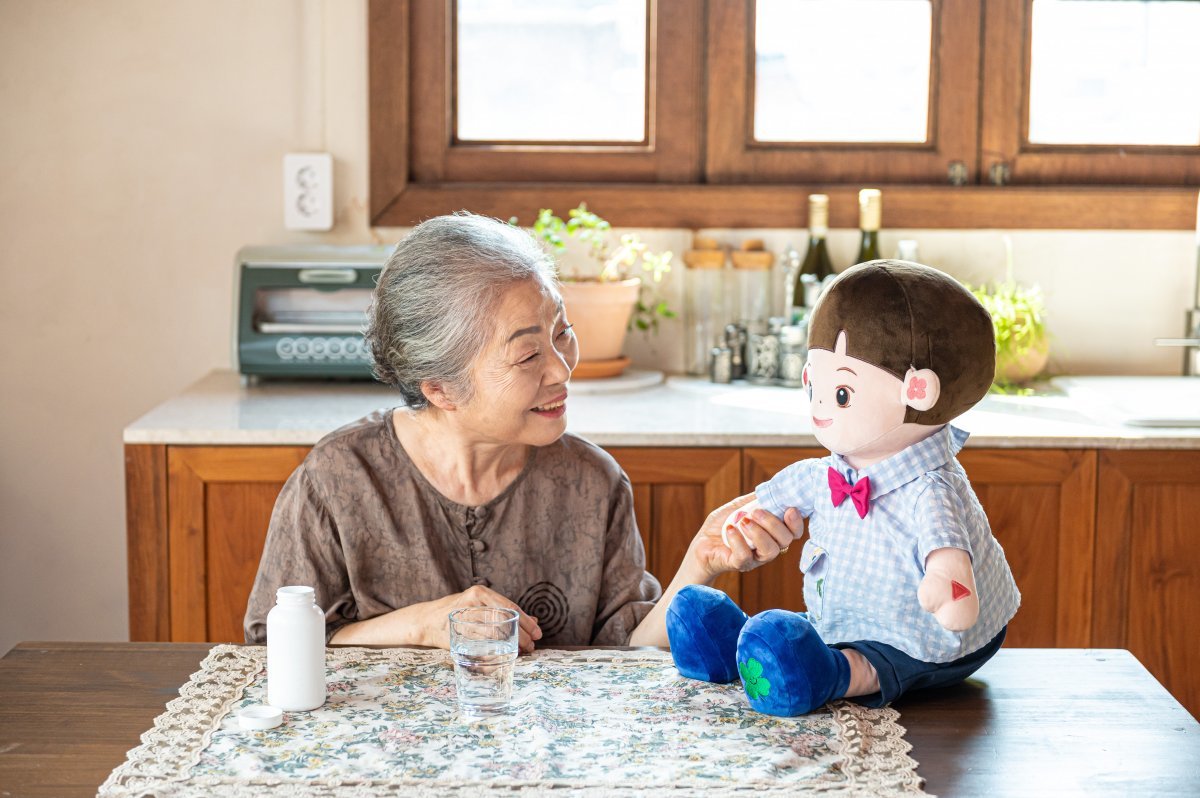 The companion robot ‘Hyodol’ informs the elderly of medication information and provides emotional support through real-time conversation.  Provided by Hyodol
