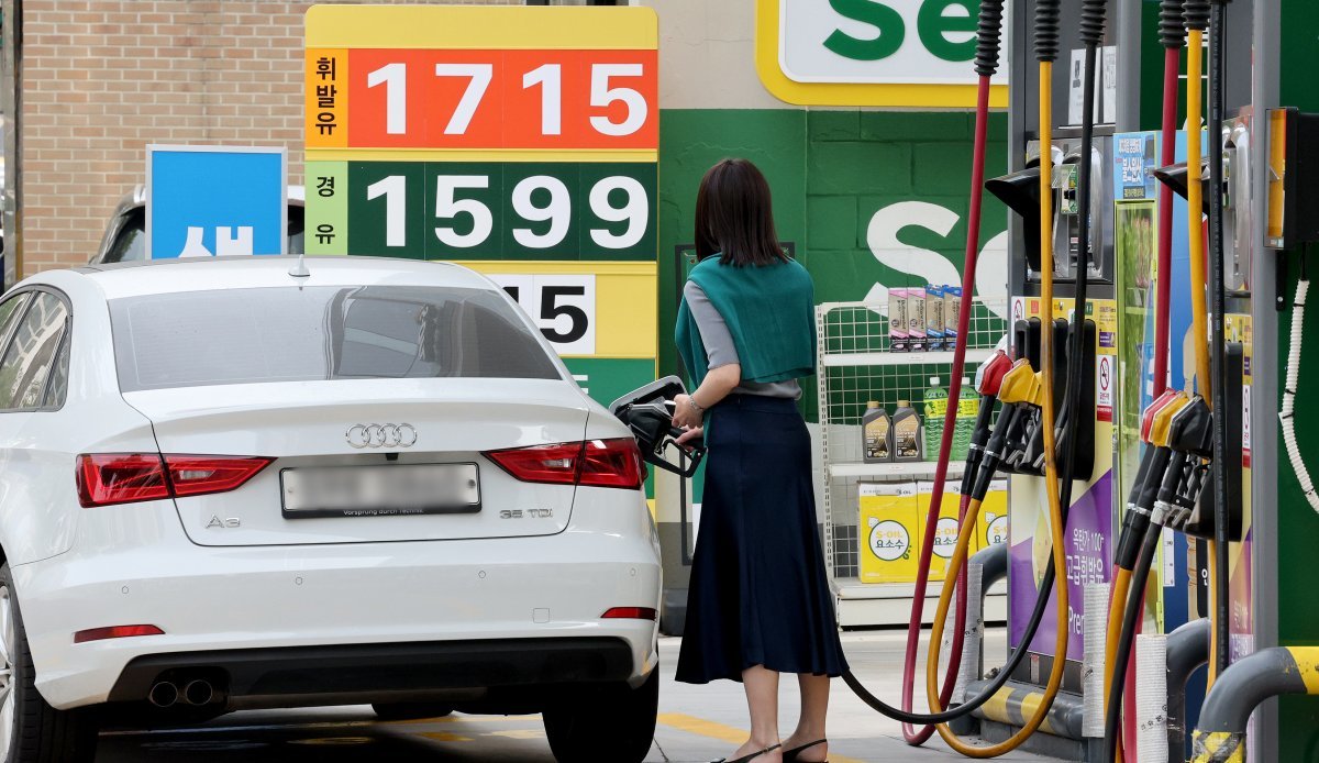 22일 서울의 한 주유소를 찾은 시민이 자동차에 기름을 채우고 있다. 2024.5.22 뉴스1
