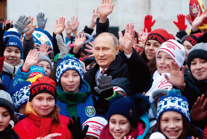 러시아는 사상 초유의 인구 절벽을 마주하고 있다. 사진은 크렘린궁에서 어린이들과 기념사진을 찍는 블라디미르 푸틴 러시아 대통령(가운데). [크렘린궁 제공]