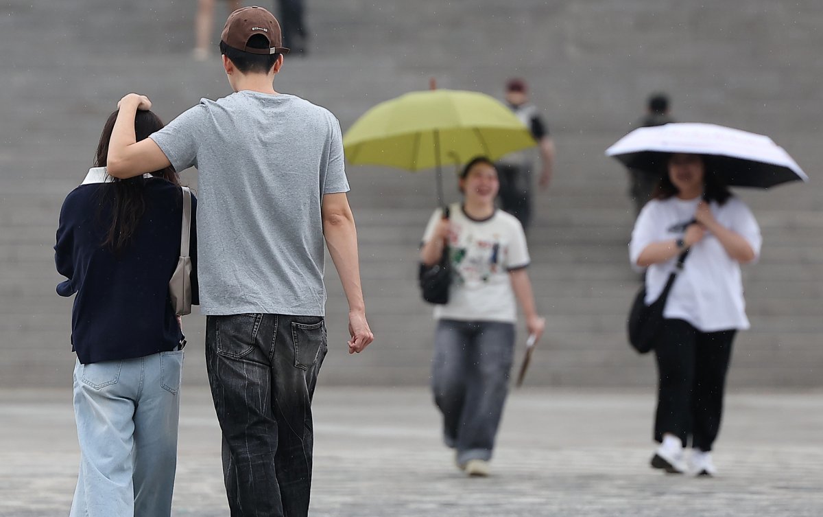 수도권 지역에 비가 내리는 26일 오후 서울 용산구 전쟁기념관에서 우산을 챙기지 못한 시민들이 급하게 발걸음을 옮기고 있다. 2024.5.26/뉴스1