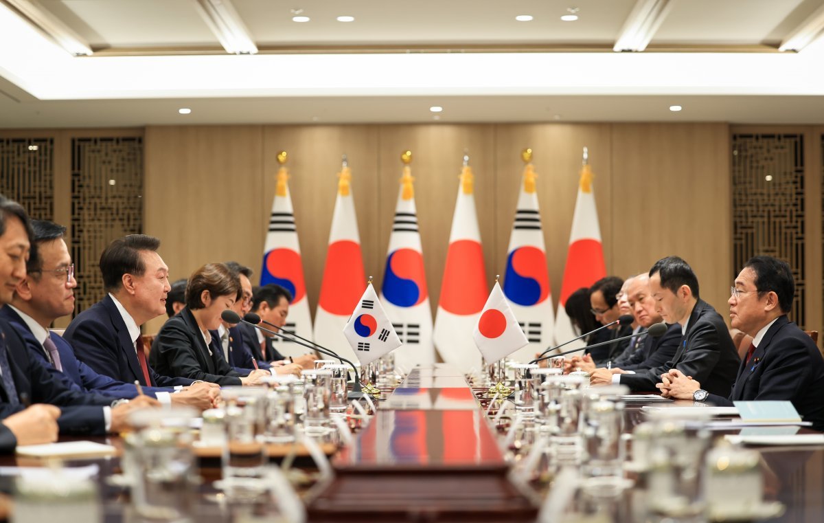 윤석열 대통령이 26일 용산 대통령실 청사에서 기시다 후미오 일본 총리와 한일 정상회담을 하고 있다. 2024.5.26. 대통령실 제공