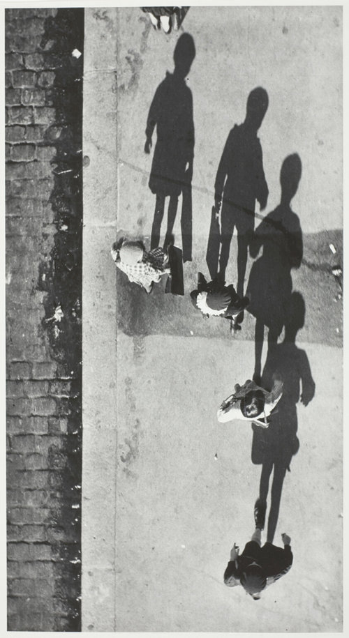 헝가리 태생의 미국 사진작가 앙드레 케르테스 ‘파리의 그림자’(1931년). 머리 위에서 찍어 인물이 잘 안 보이지만, 커다란 그림자 덕에 아이들임을 알 수 있다. 사진 출처 시카고 미술관 홈페이지