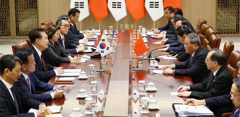 President Yoon Seok-yeol (third from the left) is holding a bilateral meeting with Chinese Premier Li Chang (opposite of President Yoon), who visited Korea on the occasion of the Korea-China-Japan summit.  With the meeting on this day, Korea and China decided to establish a new high-level consultative body, the 'Korea-China Diplomatic and Security Dialogue.'  Presidential photojournalist group
