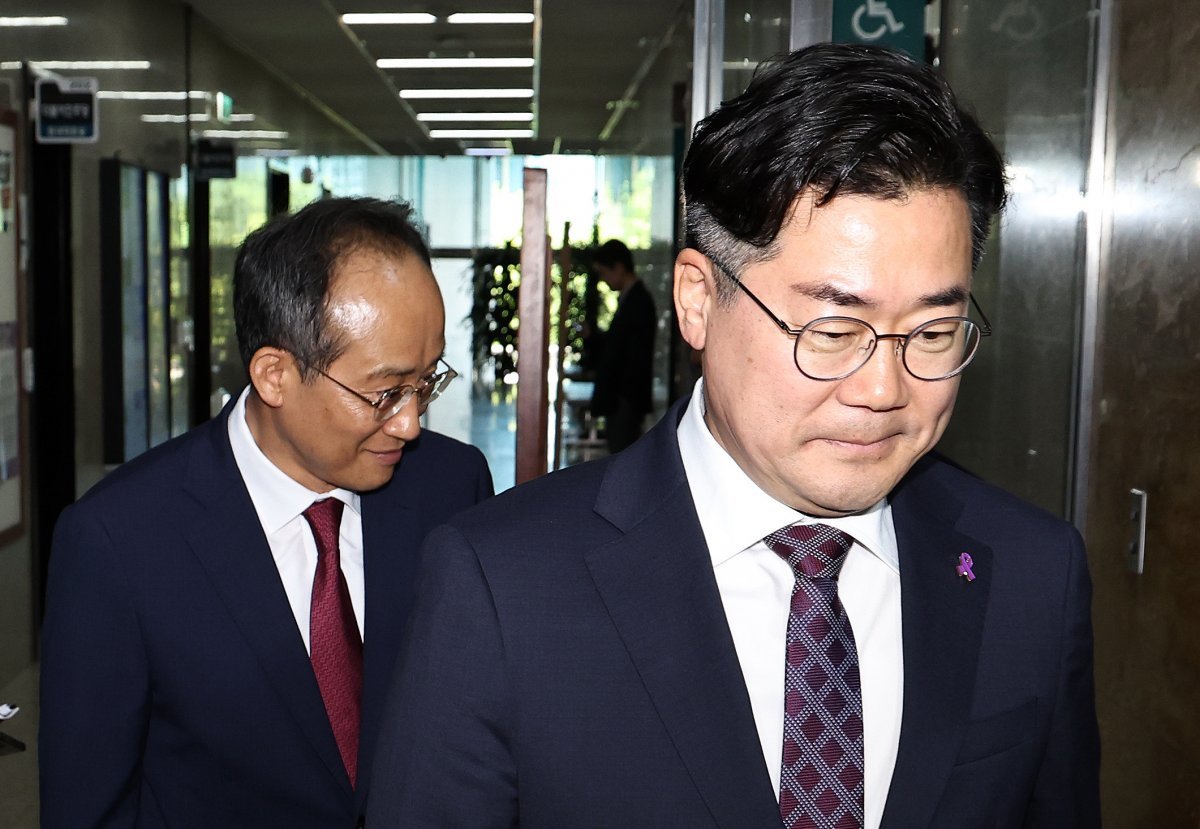 박찬대 더불어민주당 원내대표(오른쪽)와 추경호 국민의힘 원내대표. 뉴스1