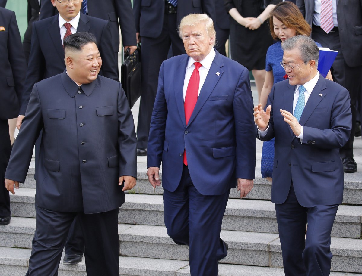 2019년 6월 문재인 대통령과 도널드 트럼프 미국 대통령, 김정은 국무위원장이 판문점 남측 자유의 집에서 함께 걸어 나오고 있다. 환하게 웃는 남북한 정상들 사이에 트럼프의 일그러진 표정이 대조를 이룬다. 동아일보DB