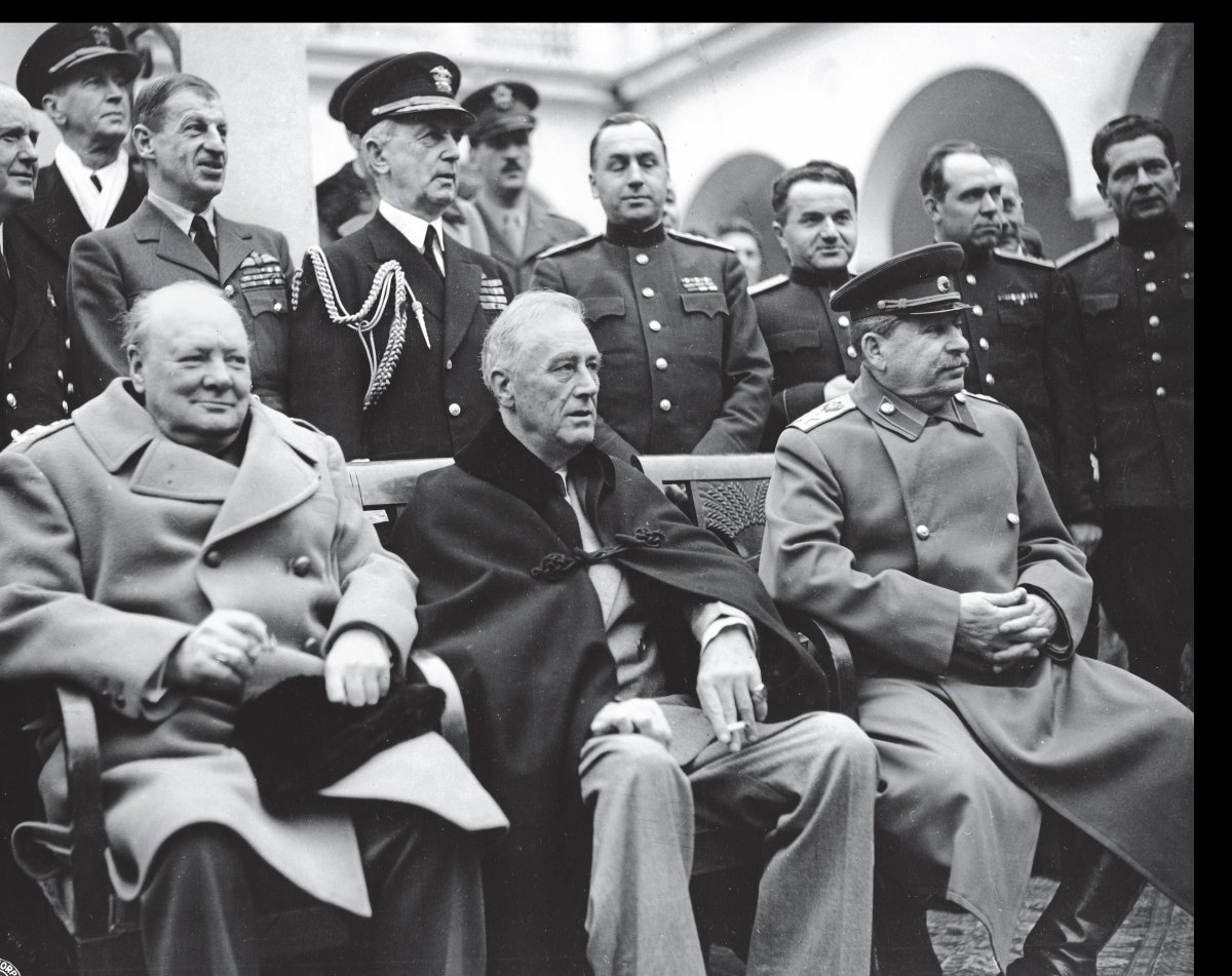 1945년 2월 얄타회담을 위해 모인 처칠과 루스벨트, 스탈린. 처칠은 노르망디 상륙작전 시기 등을 놓고 치열한 중재 외교를 벌였다.  동아일보DB