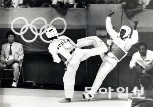 정국현 교수가 시범 종목으로 치러진 1988 서울올림픽에서 상대 선수를 발차기로 공격하고 있다. 동아일보 DB