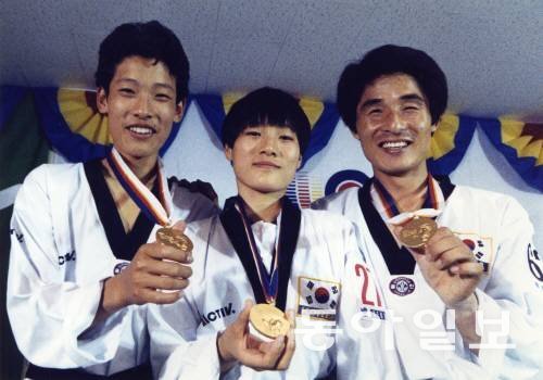 1988 서울올림픽에서 금메달을 딴 하태경(플라이급, 남), 추난열(플라이급,여), 정국현(웰터급, 남)선수가 금메달을 목에 걸고 기뻐하고 있다. 동아일보 DB