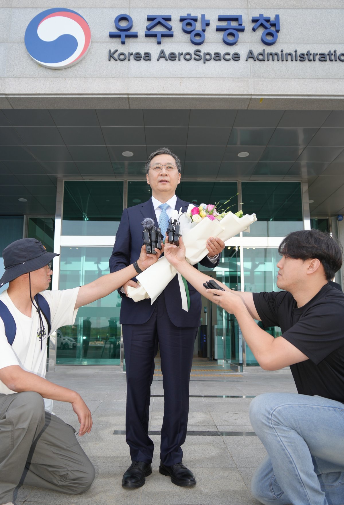 우주항공청에 첫 출근한 윤영빈 청장이 취재진 질문에 답하고 있다. (과학기술정보통신부 제공) 2024.05.27.뉴스1