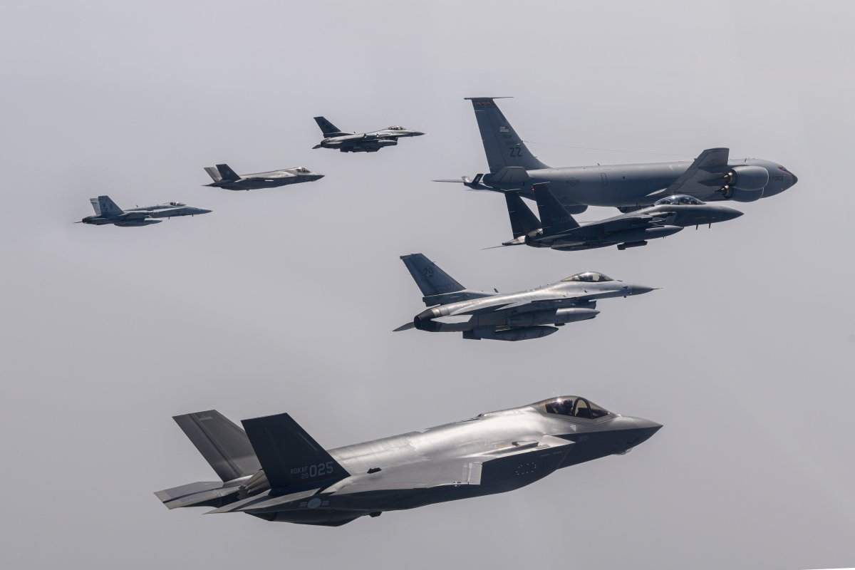 21일 광주기지에서 ‘2023년 연합편대군종합훈련‘에 참가하는 한미 전력들이 동해상에서 연합 편대비행을 하고 있다. 왼쪽 위부터 시계 방향으로 미 해병대 FA-18, F-35B, 미 공군 F-16, KC-135, 한국 공군 F-15K, KF-16, F-35A. 한미 공군은 오는 28일까지 연합작전 및 전시임무 수행능력 향상을 위한 ‘2023년 연합편대군종합훈련‘을 진행한다. (공군 제공) 2023.4.21/뉴스1