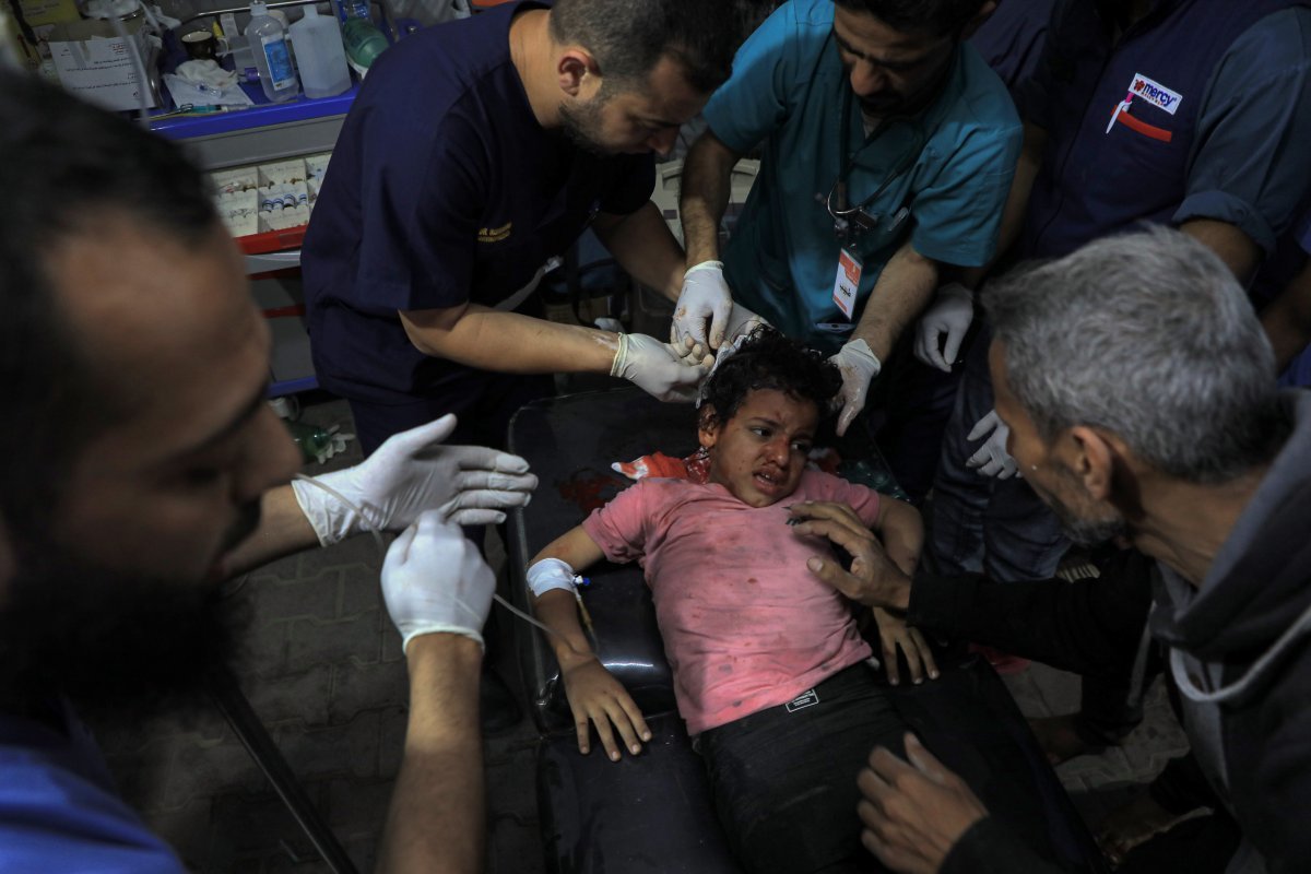 8일(현지 시간) 팔레스타인 가자지구 남부 라파의 한 병원에서 이스라엘 공격으로 부상을 입은 아이가 치료를 받고 있다. 라파=신화뉴시스