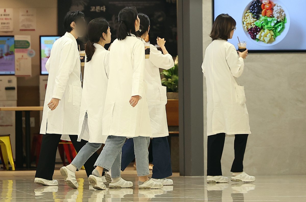 의대 증원을 놓고 정부와 의료계의 입장이 평행선을 달리고 있는 26일 서울 시내의 한 대학병원에서 의료진이 발걸음을 옮기고 있다.2024.5.26/뉴스1