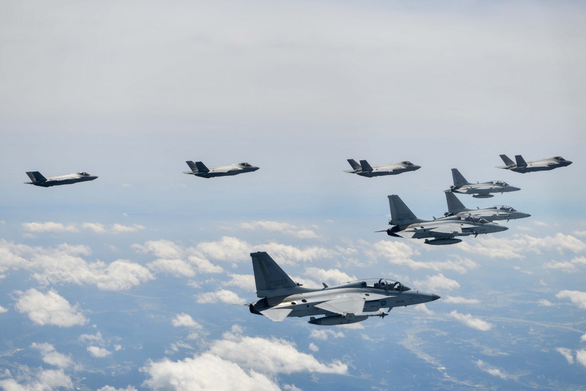 합동참모본부는 공군이 비행금지선 이남 중·동부 공역에서 공격편대군 비행훈련 및 타격 훈련을 실시하고 있다고 27일 밝혔다. 사진은 F-35A, FA-50 편대가 훈련하는 모습. 합동참모본부 제공