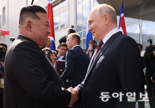 김정은(왼쪽)과 블라디미르 푸틴 러시아 대통령이 지난해 9월 13일 러시아 보스토치니 우주기지에서 만나 악수하고 있다. 북한은 김정은의 위대성을 선전하는 내부 강연에서 이를 적극 활용하고 있다. 동아일보DB