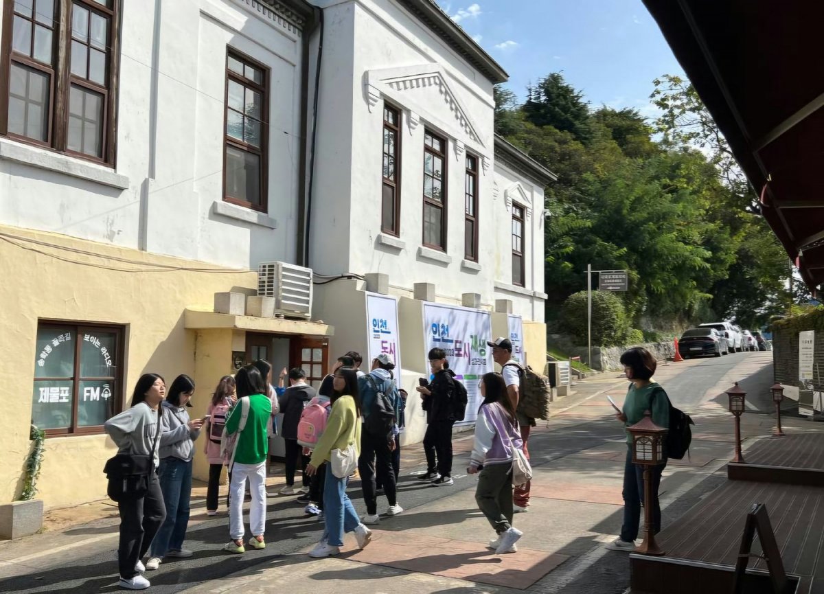 인천시가 진행하는 ‘제물포 인문로드 도보투어’에 참여한 시민들이 중구 송학동에 있는 제물포구락부 앞에 모여 있다. 이곳에선 인천의
 가치와 역사를 재조명하는 인문학 강좌와 클래식 콘서트 같은 다양한 프로그램이 열리고 있다. 인천시 제공