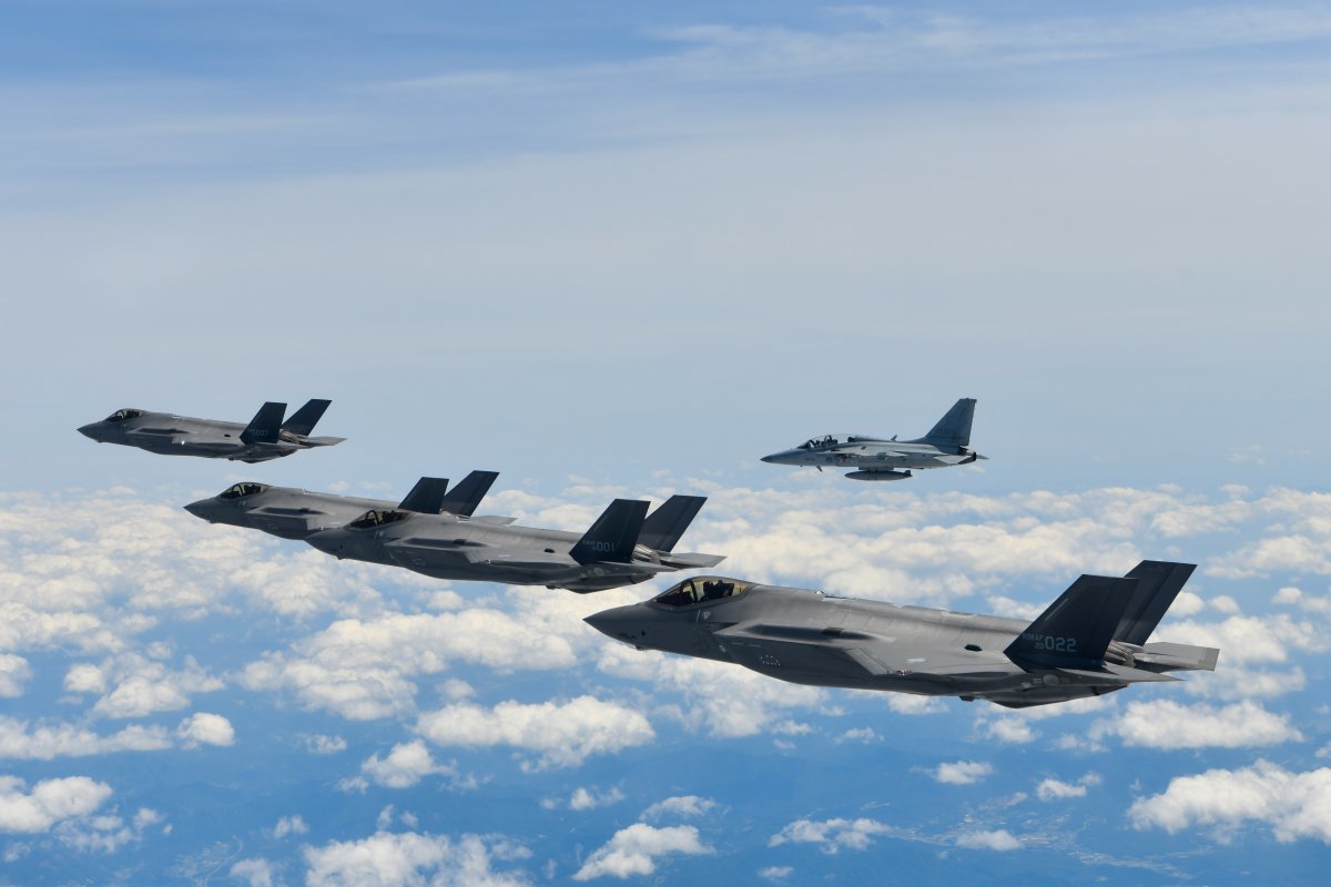 F-35A 편대 대북경고 출격 F-35A 스텔스 전투기(앞쪽 4대) 등이 27일 오후 1시경부터 전방 중부 지역 비행금지선(NFL) 이남 상공에서 훈련을 
진행하고 있다. 북한의 정찰위성 예고에 맞대응 차원에서 실시한 이번 훈련에는 F-35A, KF-16, F-15K 등 전투기 약 
20대가 공격편대 비행 및 타격 훈련을 벌였다. 합참 제공