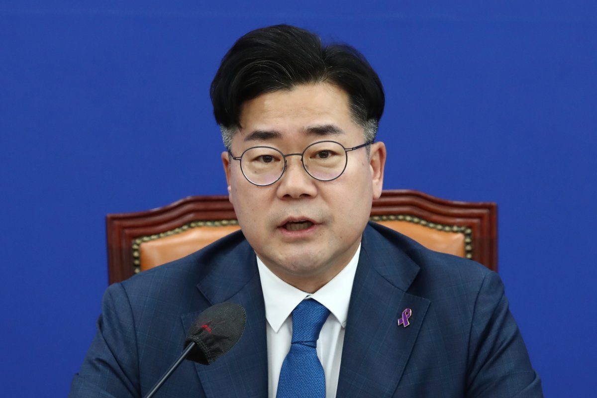 박찬대 더불어민주당 원내대표가 28일 오전 서울 여의도 국회에서 열린 원내대책회의에서 모두발언을 하고 있다. 2024.5.28/뉴스1