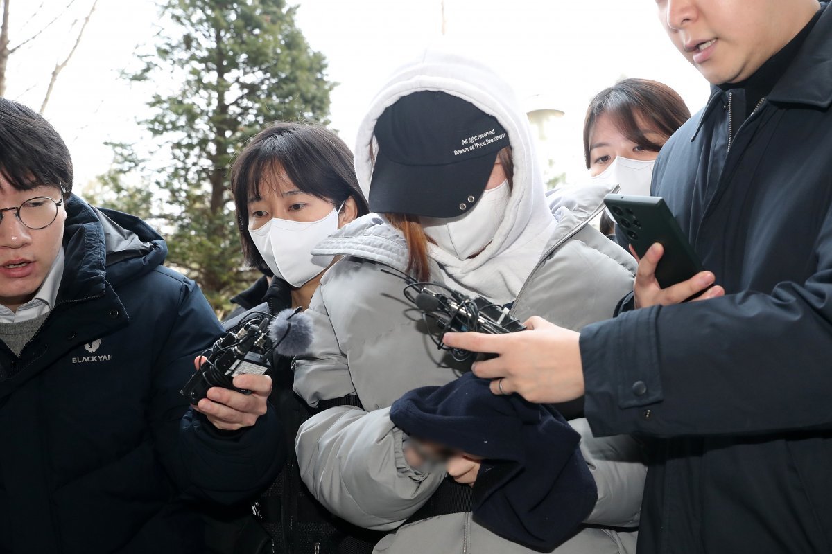 모텔에서 생후 49일 쌍둥이 자매를 숨지게 한 혐의를 받는 친모 A 씨가 2월 4일 인천 미추홀구 인천지방법원에서 열린 구속 전 피의자심문(영장실질심사)에 출석하고 있다. 2024.2.4 뉴스1