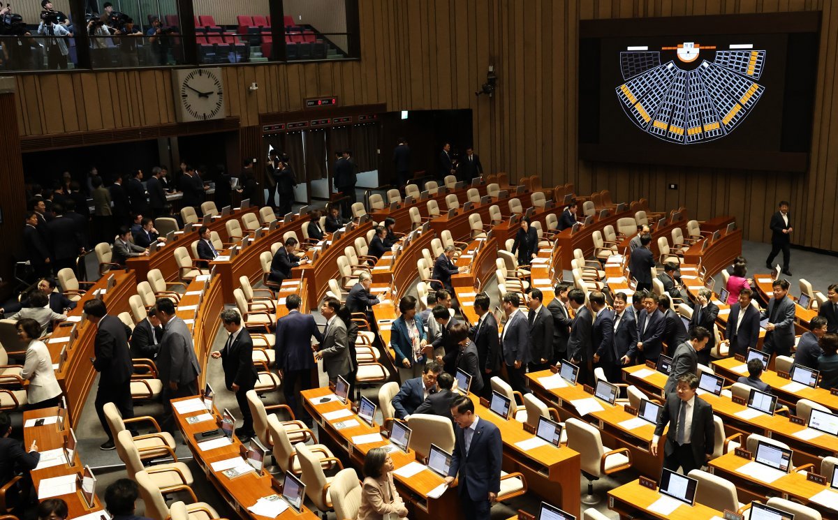 야당 의원들이 28일 오후 서울 여의도 국회에서 열린 제21대 국회 마지막 본회의에서 채상병 특검법(순직 해병 수사 방해 및 사건 은폐 등의 진상규명을 위한 특별검사의 임명 등에 관한 법률안 재의의 건) 재표결을 하고 있다. 2024.5.28/뉴스1