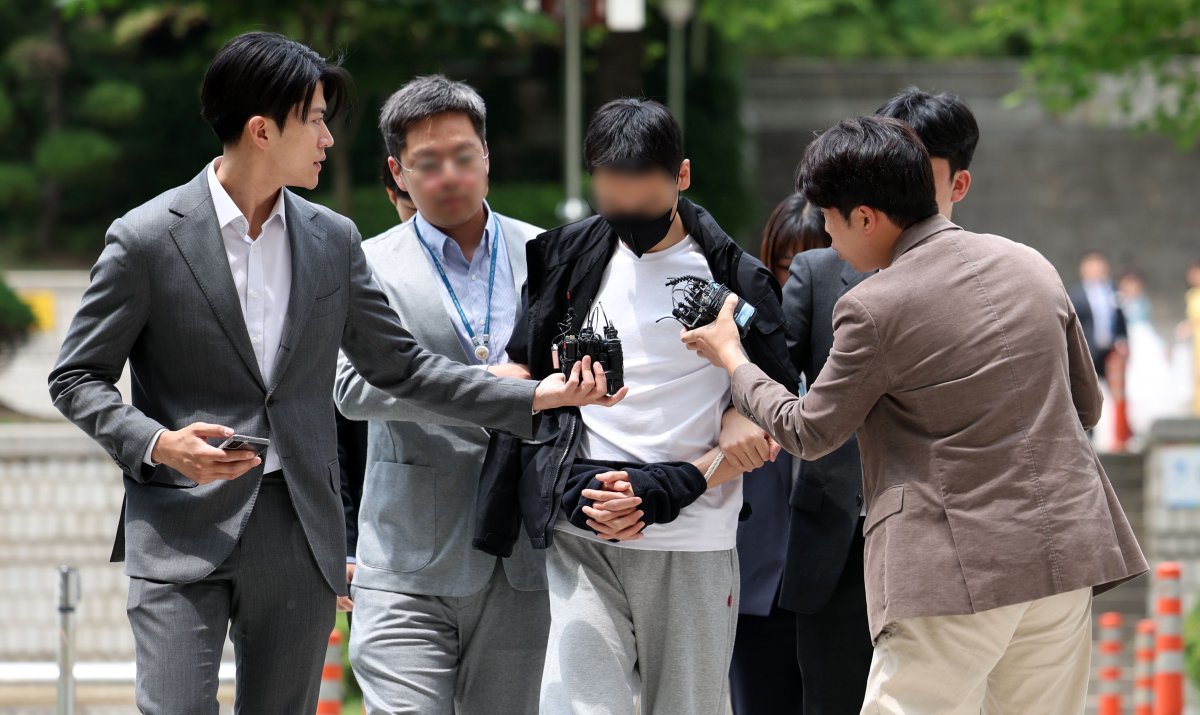 경복궁 담벼락에 낙서를 사주하고 사건 5개월 만에 검거된 일명 ‘이팀장’ 30대 남성 A가 25일 서울 서초구 서울중앙지법에서 열린 영장실질심사(구속 전 피의자심문)에 출석하고 있다. 2024.05.25. 뉴시스