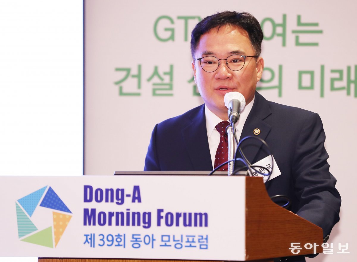 동아일보·채널A는 28일 서울 중구 롯데호텔에서 ‘수도권 광역급행철도(GTX)가 여는 건설 산업의 미래’를 주제로 제39회 
모닝포럼을 개최했다. 백원국 국토교통부 2차관은 이날 축사에서 “(민간에서) 규제를 개선해야 할 부분을 건의해주면 
적극적으로 검토할 것”이라고 했다. 신원건 기자 laputa@donga.com