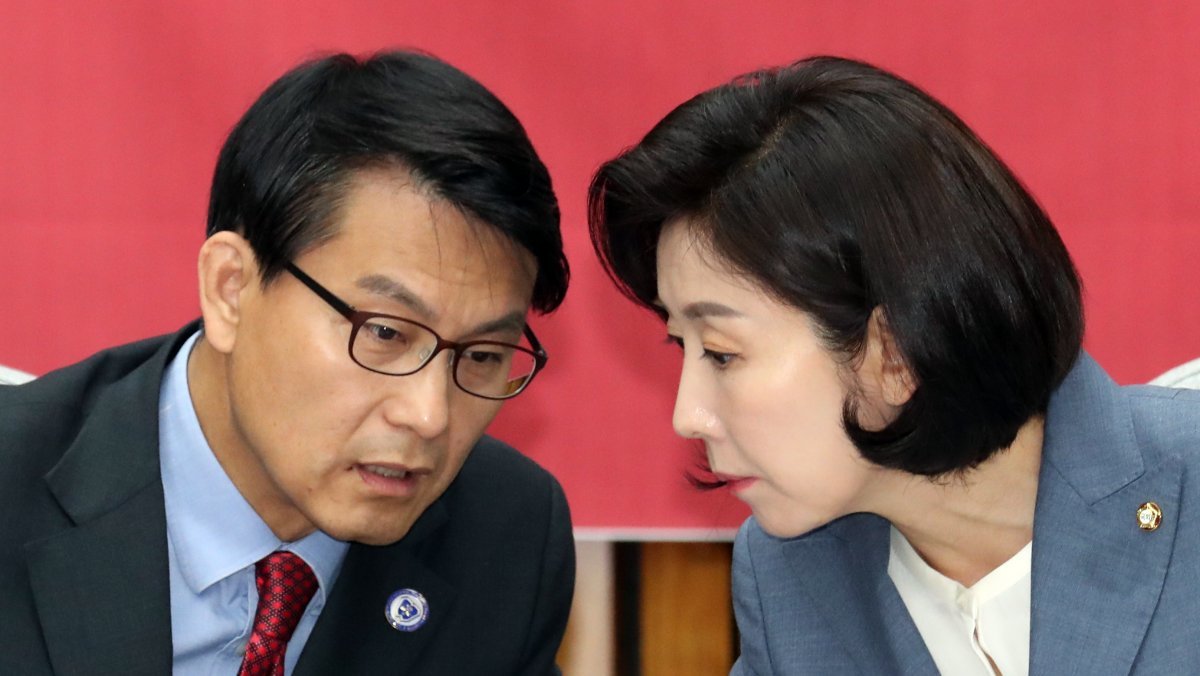 나경원 국민의힘 당선인(오른쪽)과 윤상현 의원. ⓒ News1 DB