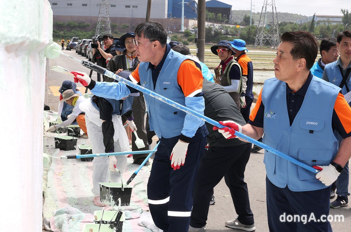 장인화 포스코그룹 회장이 임직원들과 함께 포항 대송면 제내리 마을 일대에서 도색 작업을 하고 있다.