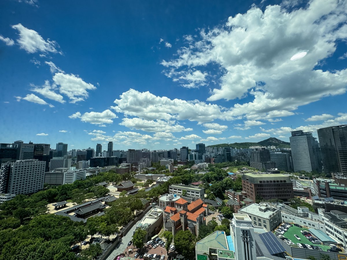 화창한 날씨를 보인 28일 서울도심과 덕수궁 위로 푸른 하늘이 펼쳐져 있다. 2024.5.28/뉴스1