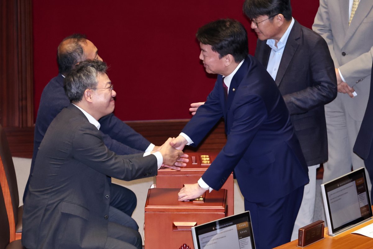 안철수 국민의힘 의원이 28일 오후 서울 여의도 국회에서 열린 제21대 국회 마지막 본회의에서 채상병 특검법(순직 해병 수사 방해 및 사건 은폐 등의 진상규명을 위한 특별검사의 임명 등에 관한 법률안 재의의 건) 재표결을 하고 있다. 2024.5.28 뉴스1