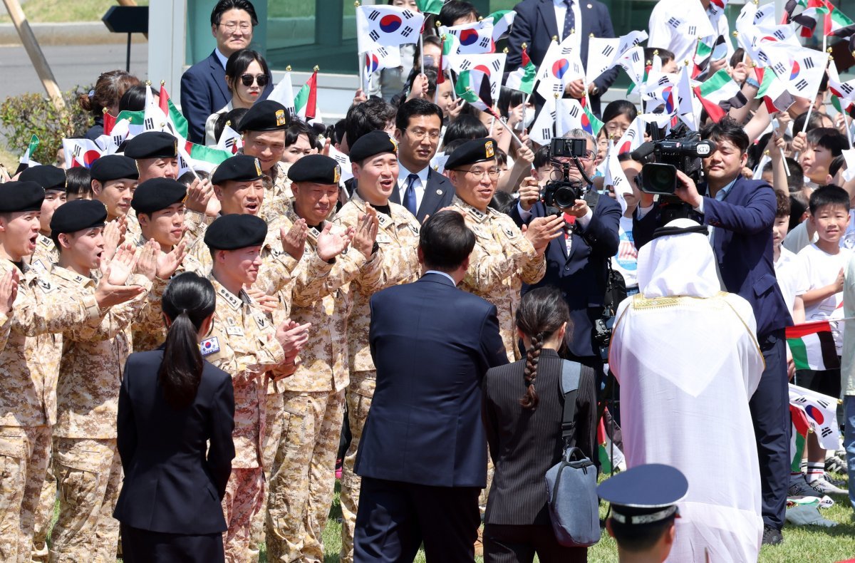 아크 부대원들 환영 받는 UAE 대통령. 뉴시스