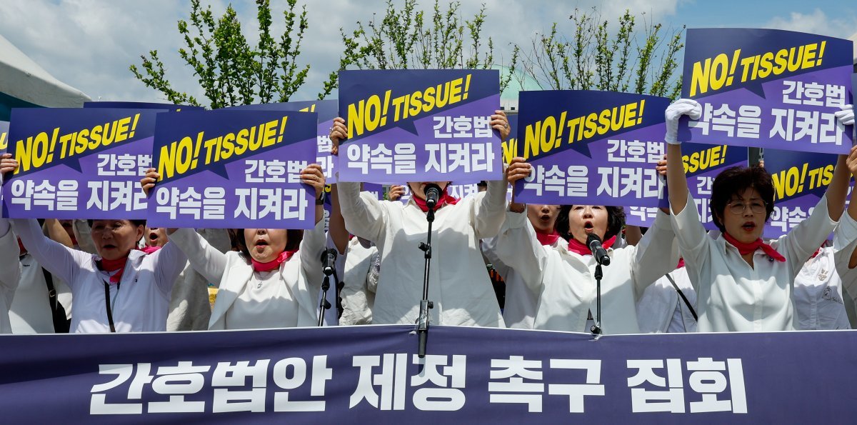 대한간호협회 소속 간호사들이 27일 서울 여의도 국회의사당 앞에서 ‘간호법안 제정 촉구 집회’를 연 뒤 21대 국회를 향해 간호법 통과를 촉구하며 구호를 외치고 있다. 2024.5.27/뉴스1