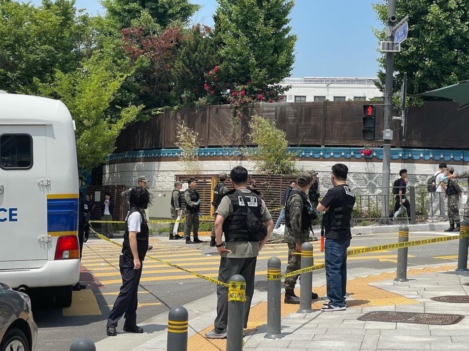 29일 오후 1시쯤 종로구 서울재동초등학교 인근에서 북한이 살포한 것으로 추정되는 ‘대남 오물 풍선’을 발견했다는 신고를 받고 군·경이 출동한 모습. 독자 제공