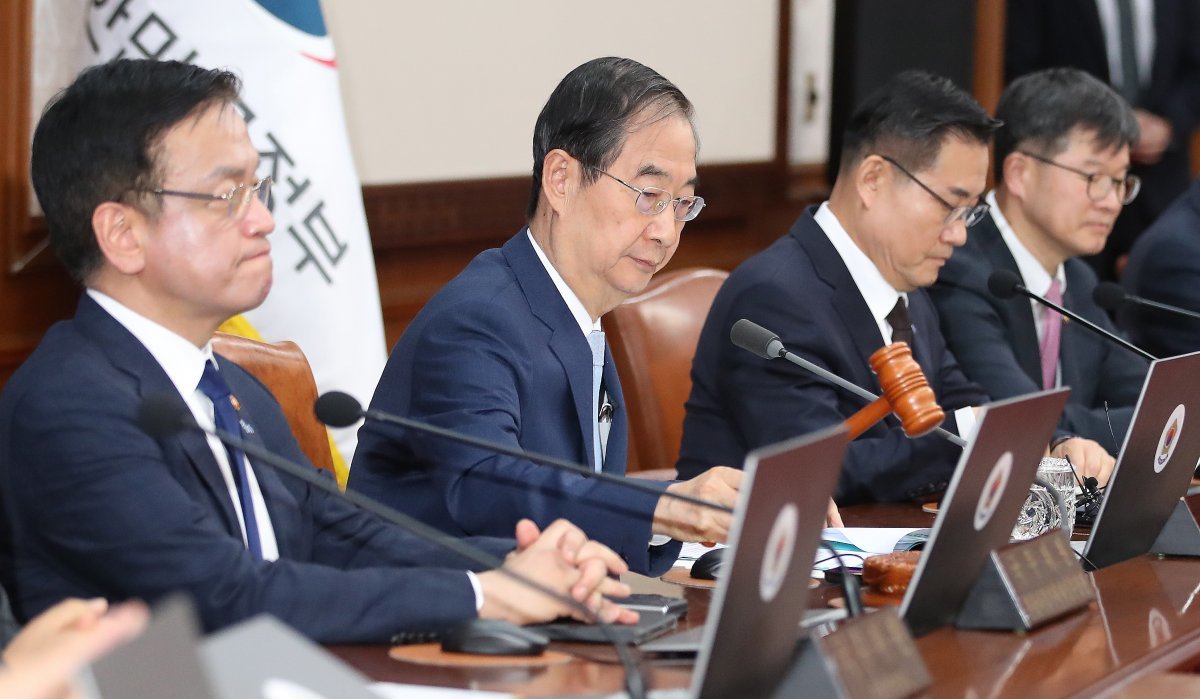 한덕수 국무총리가 29일 서울 종로구 정부서울청사에서 열린 임시 국무회의에서 의사봉을 두드리고 있다. 이날 국무회의에서는 전세사기피해자 지원 및 주거안정에 관한 특별법 일부개정법률안(전세사기특별법)에 대한 재의요구권(거부권) 행사 건의안 등 을 심의했다. 2024.5.29/뉴스1