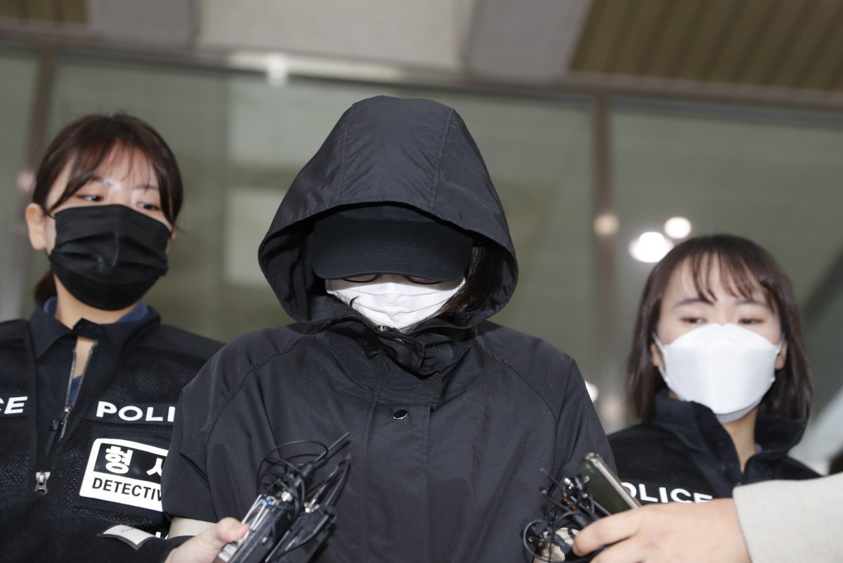 지난해 인천시 미추홀구 미추홀경찰서 앞에서 살인 혐의로 구속된 A씨가 검찰 송치 전 모습을 드러냈다. 2023.11.16. 뉴스1