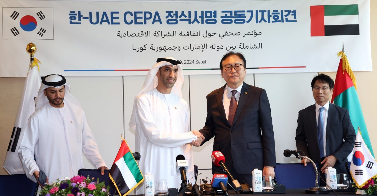 정인교 산업통상자원부 통상교섭본부장과 타니 빈 아흐메드 알 제유디 UAE 대외무역특임장관이 29일 서울 종로구 포시즌스 호텔에서 한-UAE CEPA(포괄적 경제동반자 협정) 정식서명 공동기자회견에 앞서 악수를 하고 있다. 2024.5.29/뉴스1