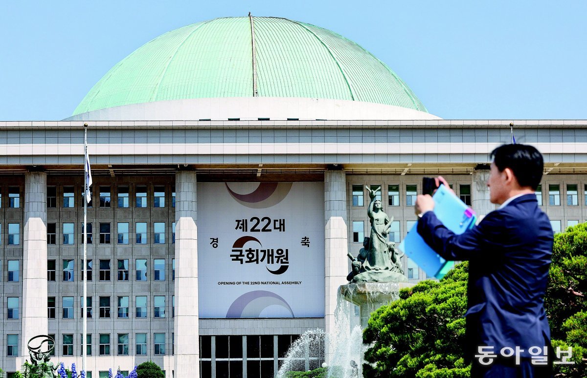 제22대 국회 개원을 하루 앞둔 29일 오전 서울 여의도 국회 본관에 개원 축하 현수막이 걸려있다. 박형기 기자 oneshot@donga.com