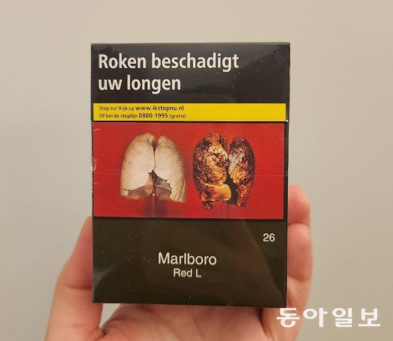 네덜란드에서 파는 담배는 담뱃갑 바탕이 모두 검은색이고 흡연 경고 사진이 앞뒤 면적의 65% 이상을 차지하고 있다. 헤이그=조유라 기자 jyr0101@donga.com