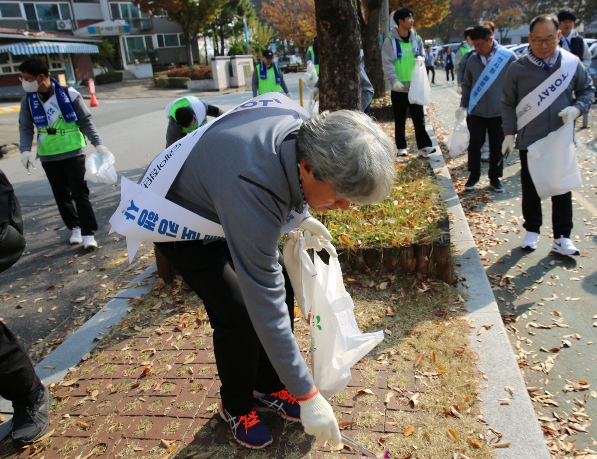 도레이첨단소재 직원들이 쓰레기를 주우며 환경 정화 활동에 나섰다. 도레이첨단소재 제공