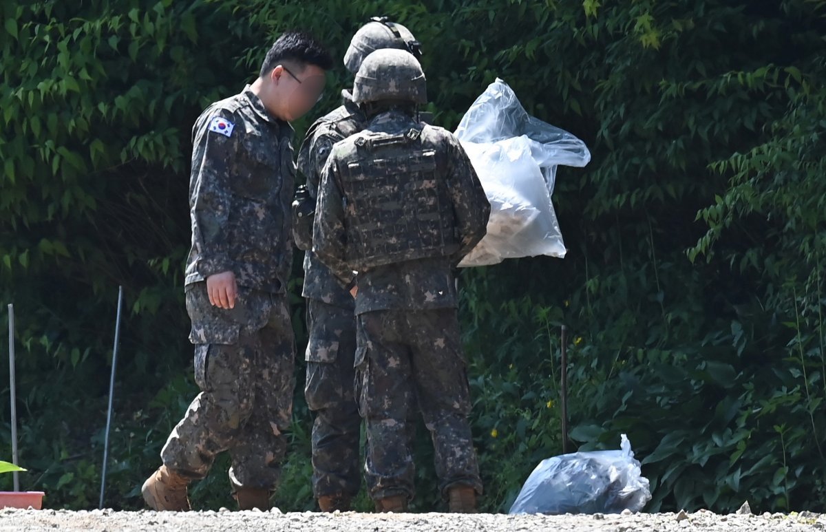 북한이 살포한 대남전단 풍선 잔해들이 발견된 29일 경기도 평택시 한 야산에서 군관계자들이 분주하게 움직이고 있다. 2024.05.29. 뉴시스