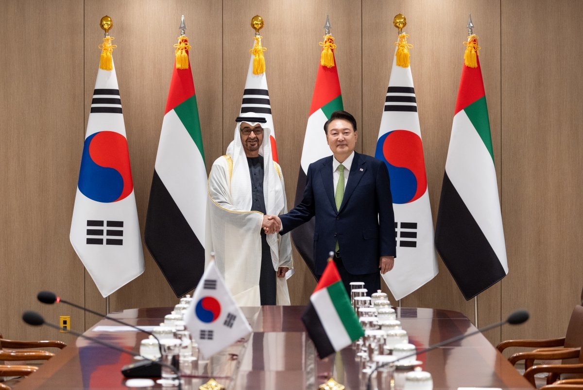 윤석열 대통령과 모하메드 빈 자이드 알 나흐얀 아랍에미리트(UAE)대통령이 29일 서울 용산 대통령실 청사에서 열린 한·UAE 정상회담에서 악수하며 기념촬영을 하고 있다. (대통령실 제공) 2024.5.29.뉴스1