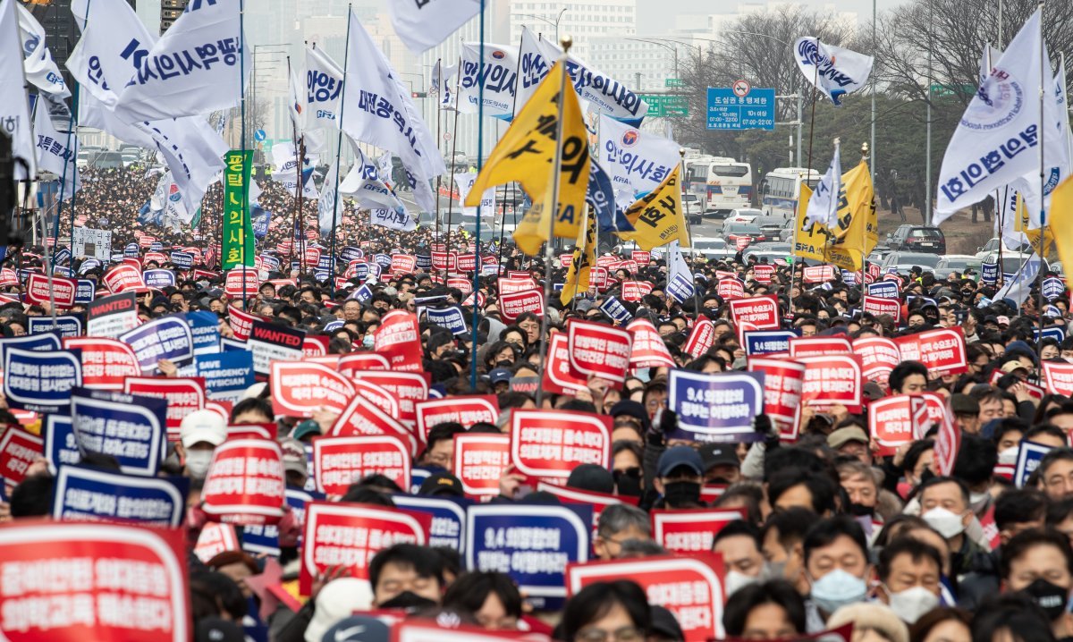 지난 3월 3일 서울 영등포구 여의대로에서 열린 ‘의대정원 증원 및 필수의료 패키지 저지를 위한 전국 의사 총궐기 대회’에서 참석자들이 구호를 외치고 있다.  2024.3.3. 뉴스1