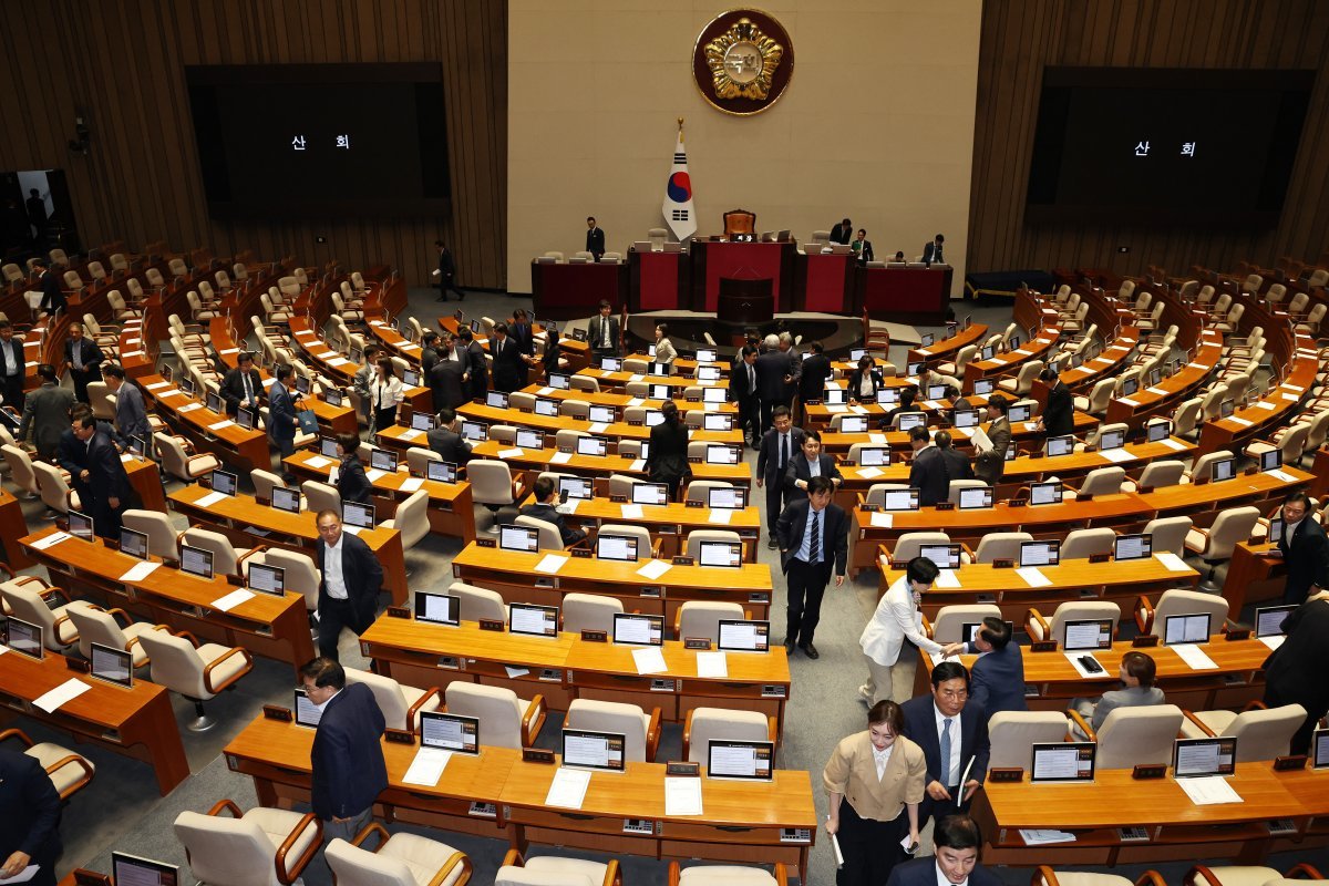 28일 오후 서울 여의도 국회에서 열린 제21대 국회 본회의를 마친 의원들이 산회 후 회의장을 나서고 있다. 2024.5.28/뉴스1