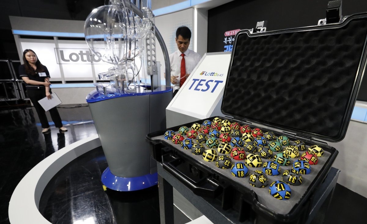 지난해 서울 마포구 MBC 상암동 스튜디오에서 ‘대국민 로또 추첨 공개 방송’에 앞서 관계자들이 추첨기 점검을 하고 있다. 매주 로또복권 추첨 방송에는 약 15명의 일반인만 참석했으나 이날 공개방송에는 평소 인원의 10배가 넘는 150명이 참석했다. 대규모 인원을 초청해 로또복권 추첨 현장을 공개한 것은 로또복권 발행 이후 이번이 처음이다. 이번 행사는 국민과의 적극적인 소통을 통해 복권방송 추첨의 공정성과 투명성을 알리기 위해 개최됐다. 2023.5.10/뉴스1