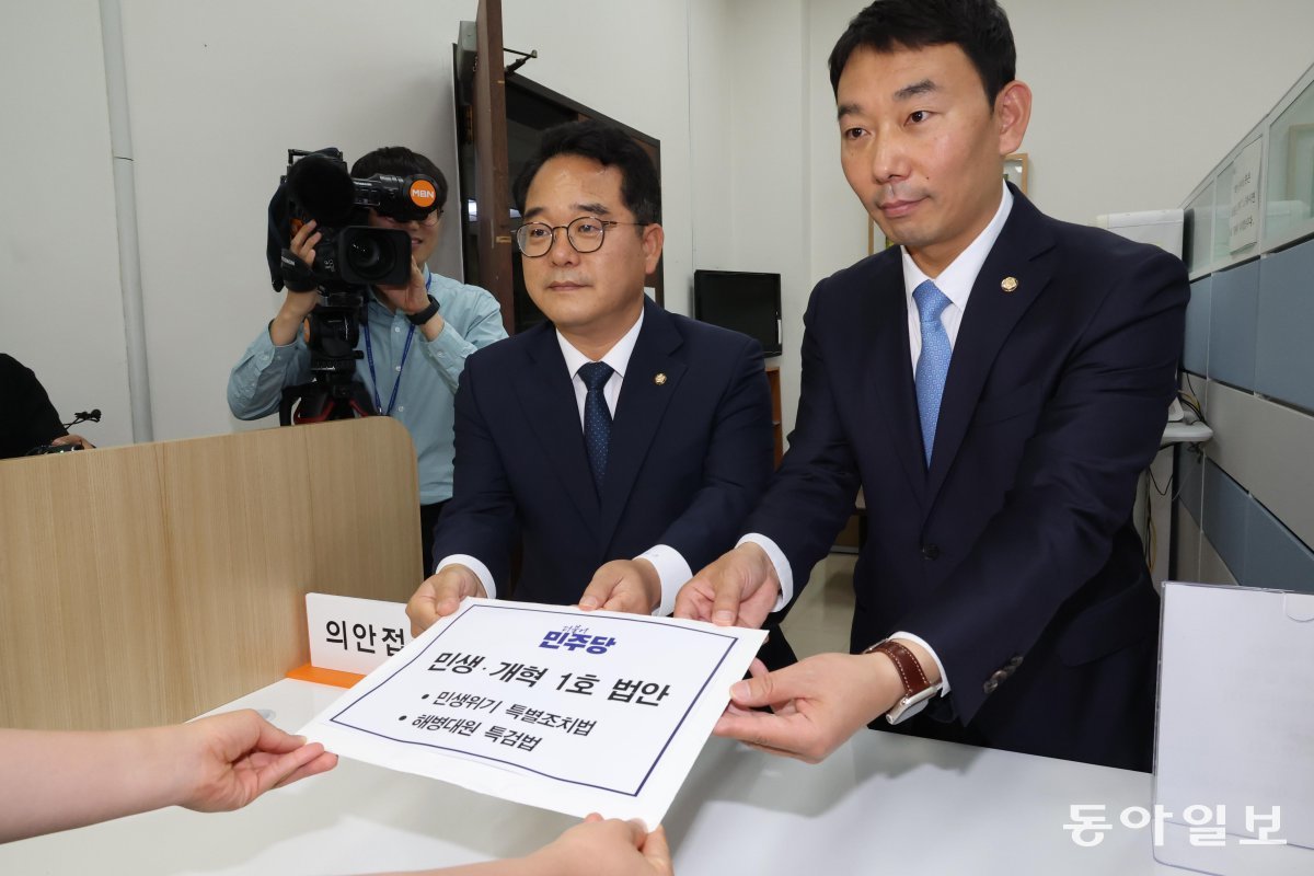 더불어민주당 김용민 원내정책수석부대표(오른쪽)와 민병덕 정책위 수석부의장이 개원 첫 날인 5월 30일 국회 의안과에 당론 1호 법안인 ‘해병대원 특검법’과 국민 1인당 25만 원 민생 회복지원금 지급을 위한 ‘민생위기 특별조치법‘을 접수하고 있다.  동아일보 DB