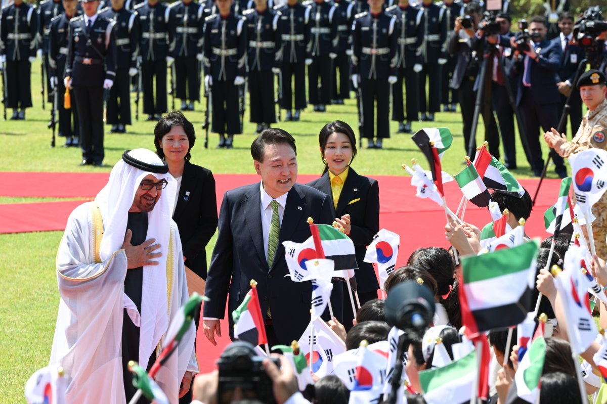 윤석열 대통령과 김건희 여사,무함마드 빈 자이드 알 나하얀 아랍에미리트(UAE) 대통령이 29일 서울 용산 대통령실 청사 앞 잔디마당에서 열린 UAE 대통령 국빈 방한 공식 환영식에서 서울 삼광초등학교 어린이 환영단과 인사하며 이동하고 있다. 대통령실 제공