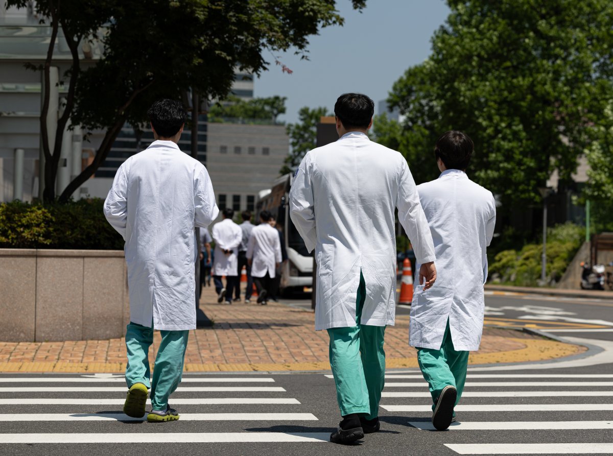 29일 서울 소재 대학병원에서 의료진이 발걸음을 옮기고 있다 . 2024.5.29/뉴스1