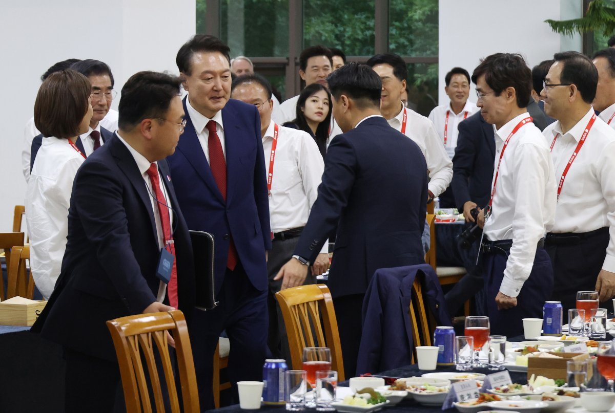 윤석열 대통령이 30일 오후 충남 모처에서 열린 ‘제22대 국민의힘 국회의원 워크숍’ 만찬 행사에 참석하고 있다. 2024.5.30. 국회사진취재단