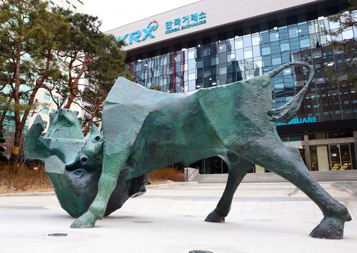 5일 오후 서울 한국거래소 사옥 로비에 있던 ‘소와곰상’이 옥외로 이전돼 있다. (한국거래소 제공) 2022.1.5/뉴스1