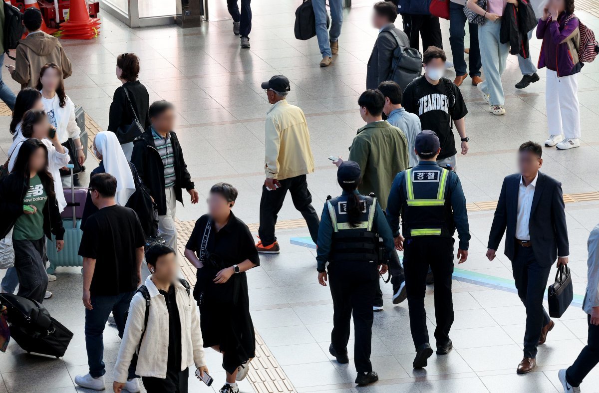 경찰이 24일 오전 서울 중구 서울역 대합실에서 순찰을 하고 있다. 2024.5.24.뉴스1